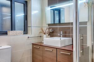 Stylish St Julians 1BR home, Cozy and Central by 360 Estates