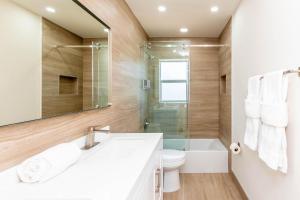 4 BD 3BA Heated Pool Close to Beach