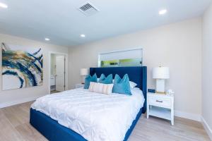 4 BD 3BA Heated Pool Close to Beach