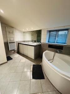 Maisons de vacances Charmante maison, 3 chambres et parking, Vienne : photos des chambres