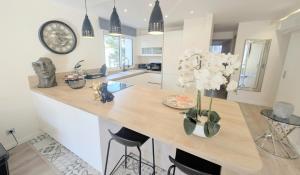 "Lartiste" close to everything - with terrace and parking