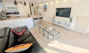 "Lartiste" close to everything - with terrace and parking