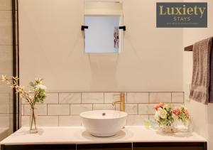 Elegant & Modern 1BR Nr Cliffs Pavillion & Westcliff Beach! by Luxiety Stays Serviced Accommodation
