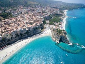 MARE TROPEA - A Jungle Retreat