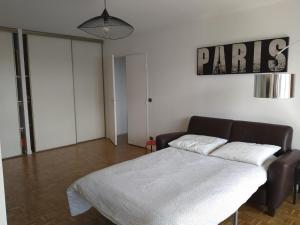 4 min walk to Metro, 60m², renovated, La Défense
