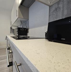 Modern London Village 2-bed Flat in Cheam just 40 mins to London Central Central