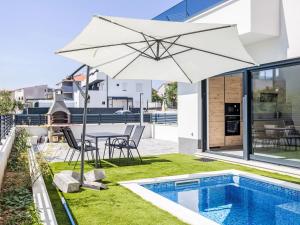 Apartment Sunny Pool by Interhome