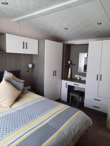 Luxury 6 berth caravan full decking