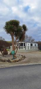 Luxury 6 berth caravan full decking