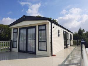 Luxury 6 berth caravan full decking