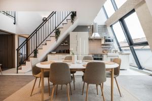 Summit Stay - Penthouse with Parking for Two