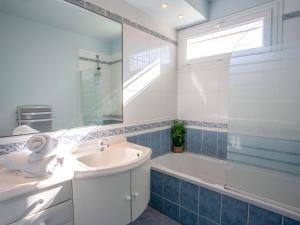 Maisons de vacances Holiday Home La Bruyere by Interhome : photos des chambres