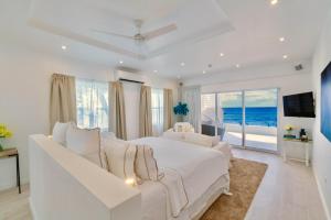 Solaris Beach House - Beachfront Property, St James