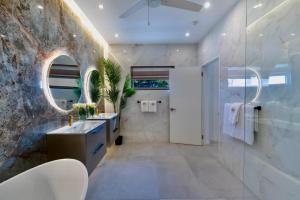 Solaris Beach House - Beachfront Property, St James