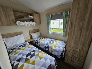 Static Stays at Lyons Robin Hood - Private Caravans with PS5 and WiFi