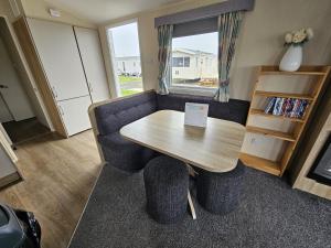 Static Stays at Lyons Robin Hood - Private Caravans with PS5 and WiFi