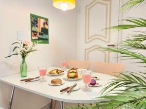 Jamsil Sports Complex Asan Hospital Samsung Hospital KSPO Lotte World Seokchon Lake and near subway Station 3 minutes and near to Gangnam Daechi COEX 10 minutes