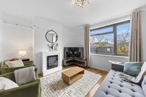 Large 4BR Leicester House, Modern, Sleeps 10, M1&M69, Garden, Fast WiFi, Free Secure Parking, Long Stay & Contractors Welcome - Glenfield