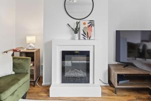 Large 4BR Leicester House, Modern, Sleeps 10, M1&M69, Garden, Fast WiFi, Free Secure Parking, Long Stay & Contractors Welcome