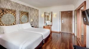 Twin Room with Balcony room in Sercotel Hotel President