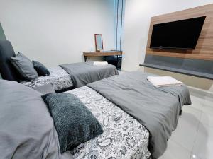 Kozi Square Twin Room with free Wi-fi & Carpark