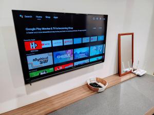 Kozi Square Twin Room with Smart TV & free Wi-fi