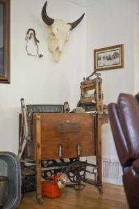 Bos Rusty Western Central Home with Hot Tub and Sauna