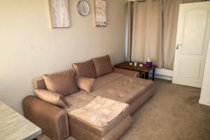 3 Bed Home - Sleeps 8 - Stoke City fc - Parking