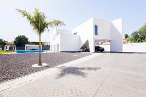 Independent villa with an immense heated pool!