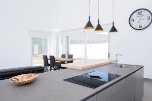 Independent villa with an immense heated pool!