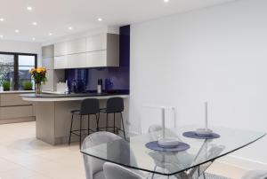 SUPERB 3 BEDROOM COVENT GARDEN HOUSE with 3 ensuite bathrooms