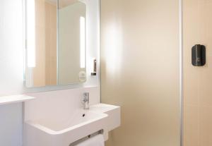 Hotels B&B HOTEL Lyon Centre Part-dieu Gambetta : photos des chambres