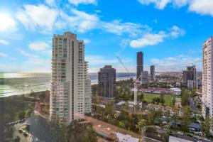 The Vista - 19F Coastline View Luxury 2Bedroom Unit Broadbeach with Parking and Pool