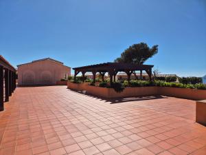 Grande terrasse, piscines, tennis, crique, plage...