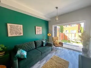 Modern Two Bed House With EV Off Road Parking - 布兰斯福德