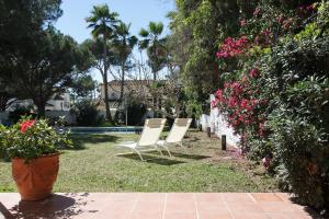 Beachside villa with private pool in Marbella