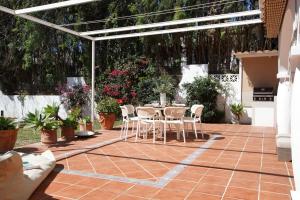 Beachside villa with private pool in Marbella