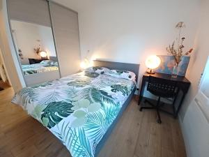 2 beds, modern building, with mobile AC, Paris Expo, 7 metro 2 steps to Paris