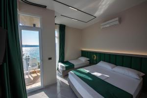 Triple Room with Balcony and Sea View room in Hotel Royal