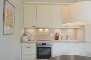 Charmante TOP Ferienwohnung Wippsteert auf Rügen, großer Garten und Sonnen Terrasse am Golf Platz und Nationalpark Jasmund