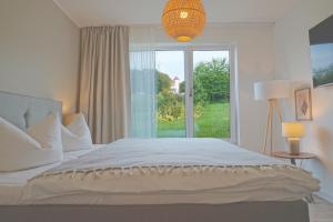Charmante TOP Ferienwohnung Wippsteert auf Rügen, großer Garten und Sonnen Terrasse am Golf Platz und Nationalpark Jasmund