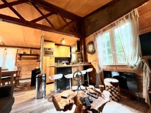 Authentic mountain cabin with river at 900m lake