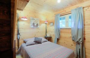 Authentic mountain cabin with river at 900m lake