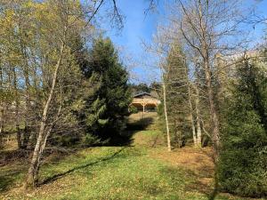 Authentic mountain cabin with river at 900m lake