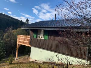 Chalets Authentic mountain cabin with river at 900m lake : photos des chambres