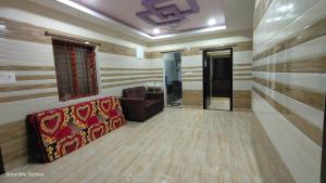 Bhakti Bliss Homestay - 1BHK modern Apartment with AC, Wifi and Android Tv- 2mins from Highway