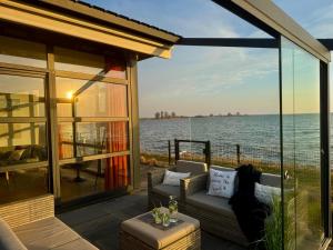 Enkhuizer Strand Chalet First Line Erste Reihe mit Zaun Haus Nr 214