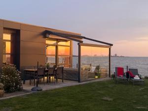 Enkhuizer Strand Chalet First Line Erste Reihe mit Zaun Haus Nr 214