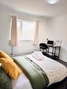OG Premium Stay - Stylish 1-Bedroom Apartment with Sofa Bed, Netflix, Wi-Fi & Free Parking - Near Hospital & Central Location