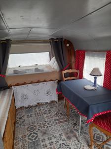 Campings Le Clos des Epinettes Roulotte Bleuet : photos des chambres